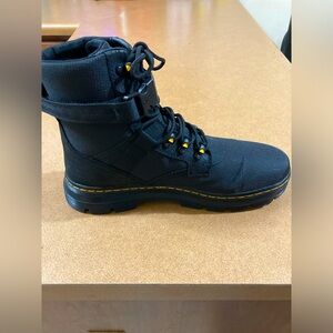 DR. MARTENS 
Air Wair